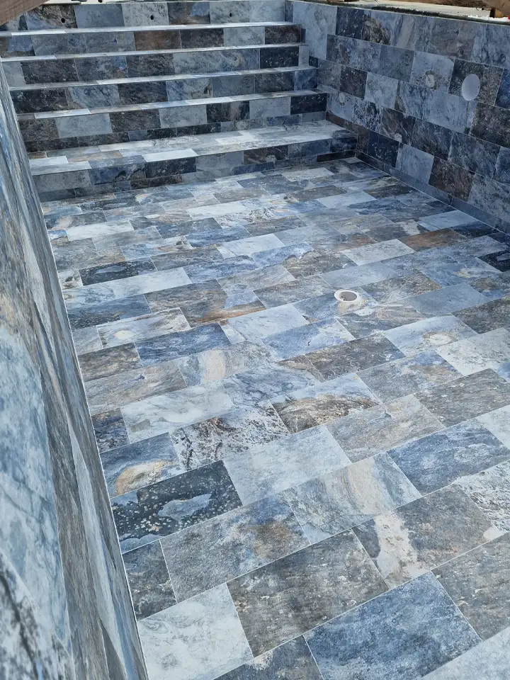 Pierres Bali 30x60 dans une piscine 8x4. Pose 1/3. Joint epoxy. Gris Alu.